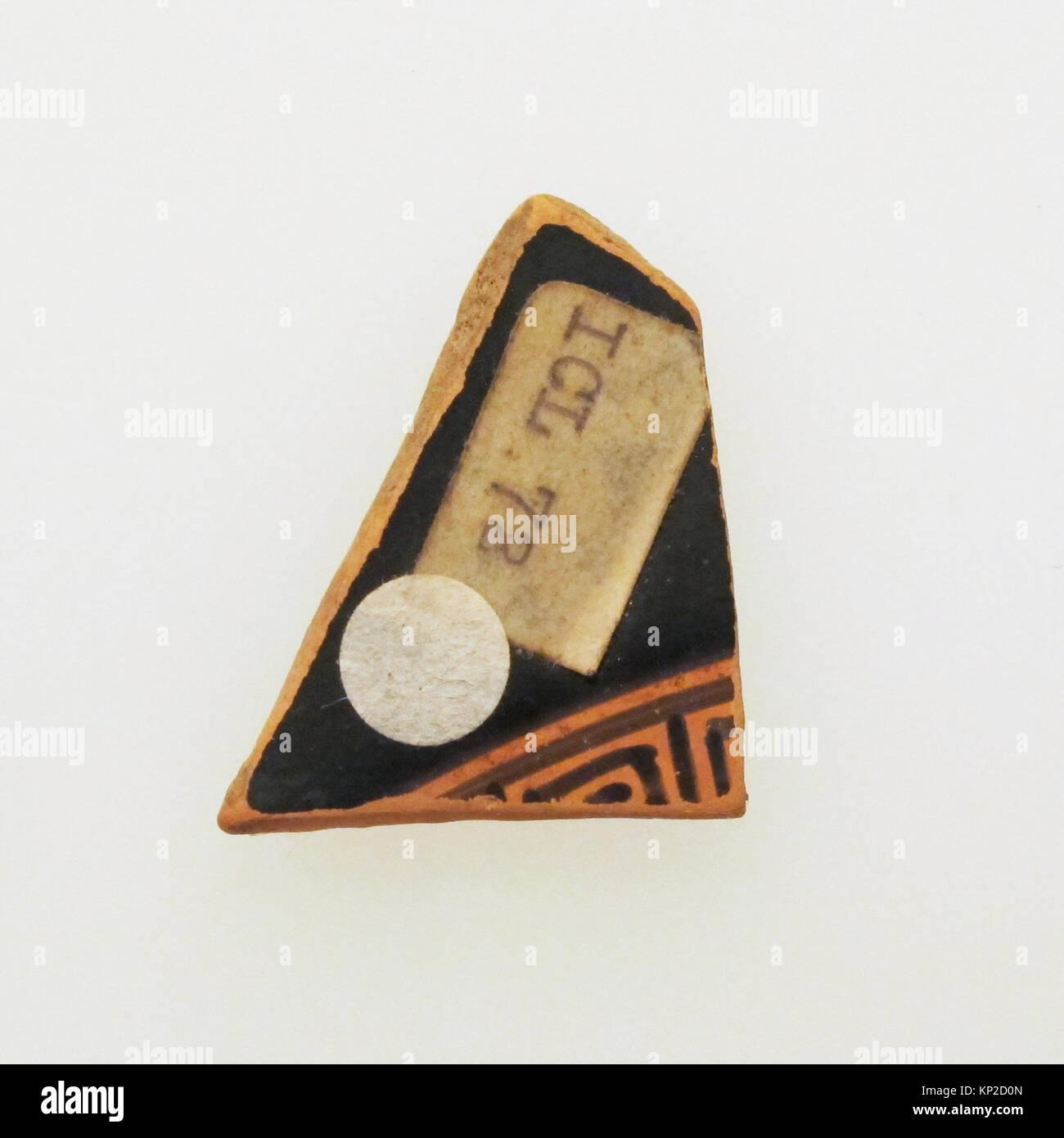 « Fragment avant d'un kylix grec en terre cuite, conservé au Metropolitan Museum of Art, avec des traces de décoration classique peinte et d'artisanat en céramique. » Banque D'Images