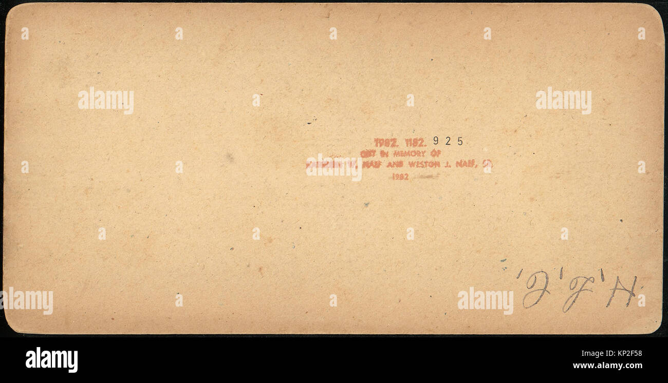 Cet ensemble stéréographe, datant des années 1850 aux années 1910, présente des gravures argentées représentant la Chapelle Royale de Londres. Les images capturent les détails architecturaux et les vues extérieures de ce bâtiment historique, offrant un aperçu de Londres du XIXe siècle à travers le médium stéréoscopique. Banque D'Images