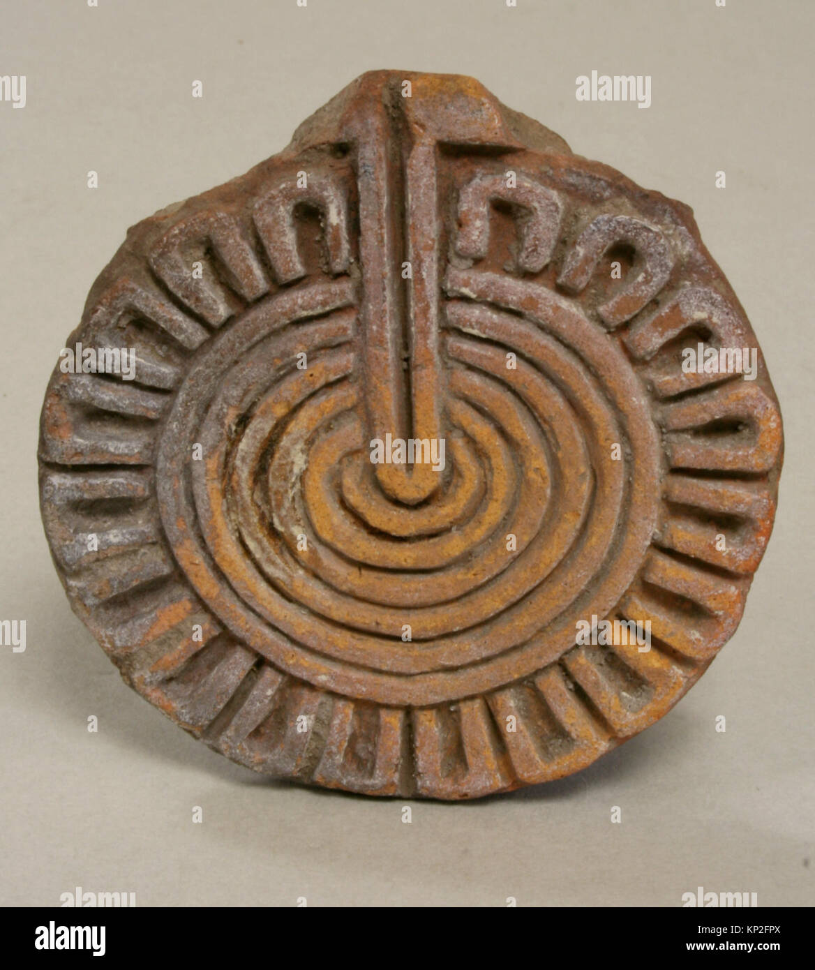 Timbre avec motif floral géométrique gravé utilisé historiquement pour imprimer des motifs sur des matériaux tels que le tissu ou le papier. Banque D'Images