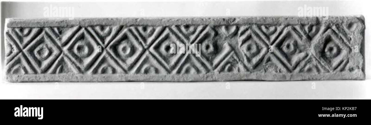 Frise sculptée décorative, cataloguée MET me32 150 3 322630, illustrant des motifs historiques artistiques et architecturaux. Banque D'Images