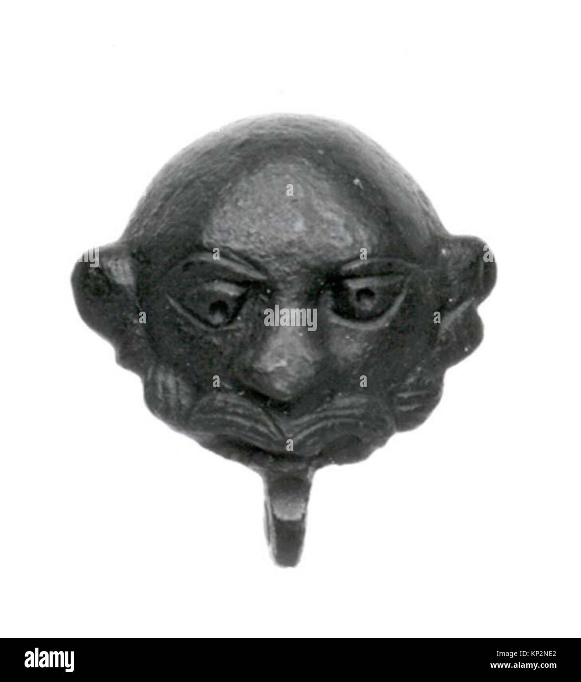 Une couverture de livre en forme de tête d'homme dans la collection du Metropolitan Museum of Art, montrant des détails sculpturaux et du savoir-faire décoratif. Banque D'Images