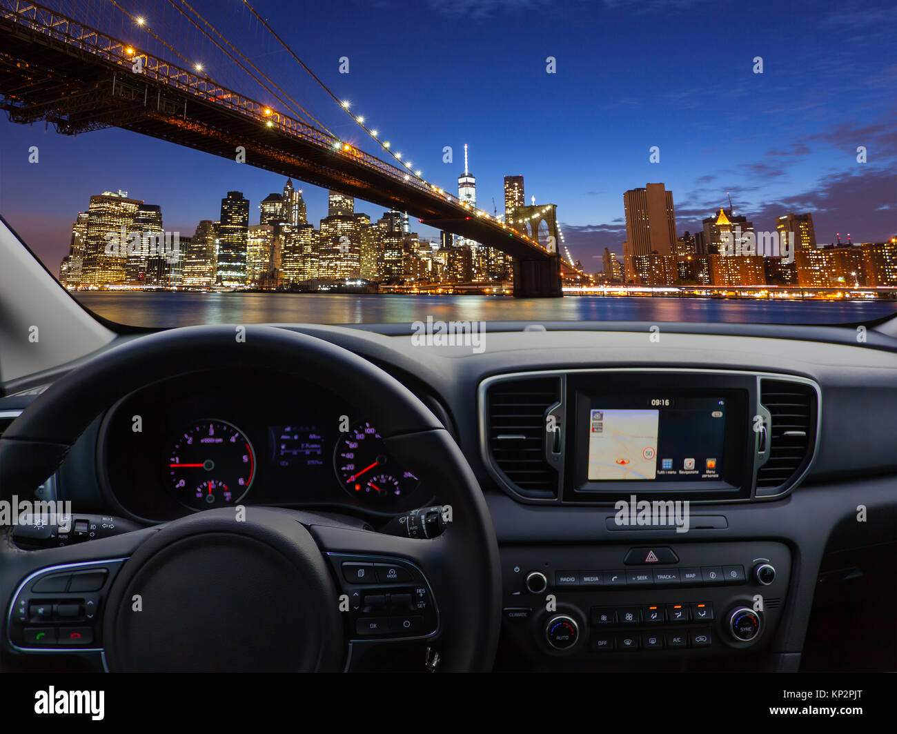 Vue d'un tableau de bord de voiture avec une unité de navigation d'un voyage à New York City. Banque D'Images