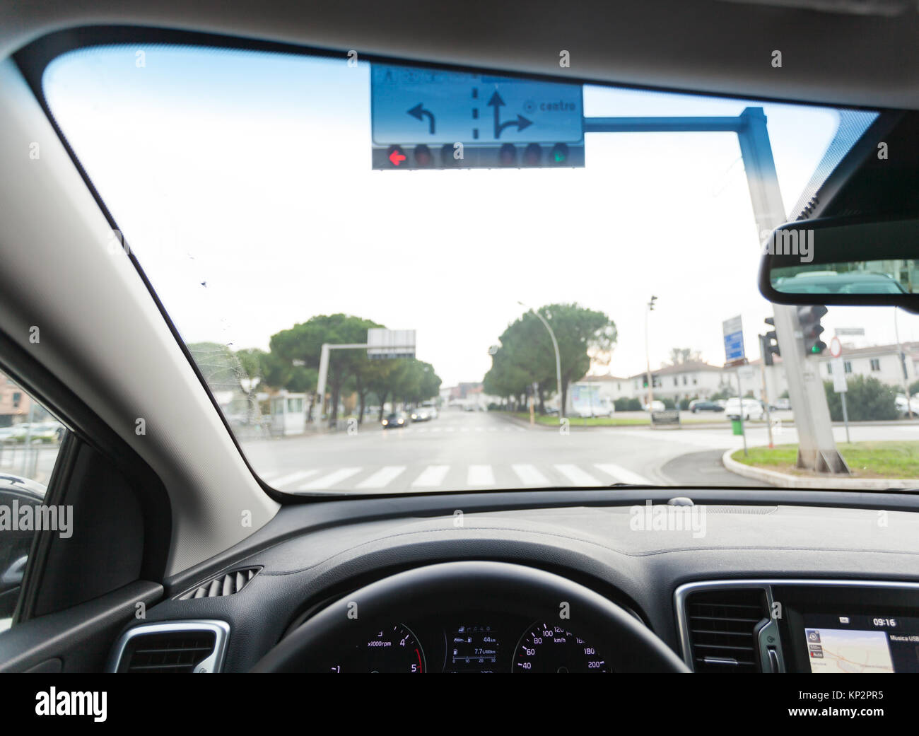 Vue depuis l'intérieur d'une voiture sur une partie du tableau de bord avec une unité de navigation. Banque D'Images