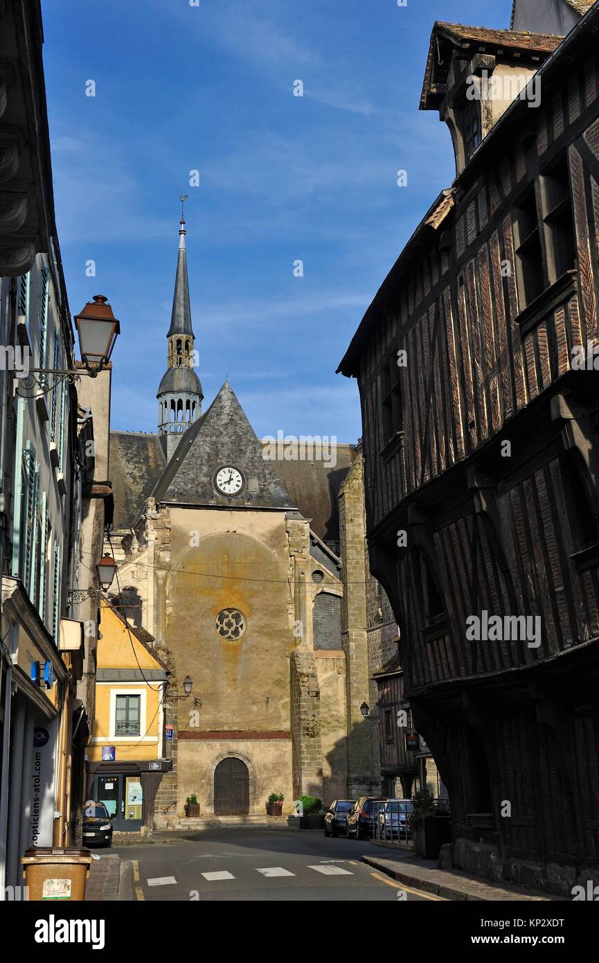 Rue principale de NogentleRoi avec la ''Maison de Diane'' un pan de