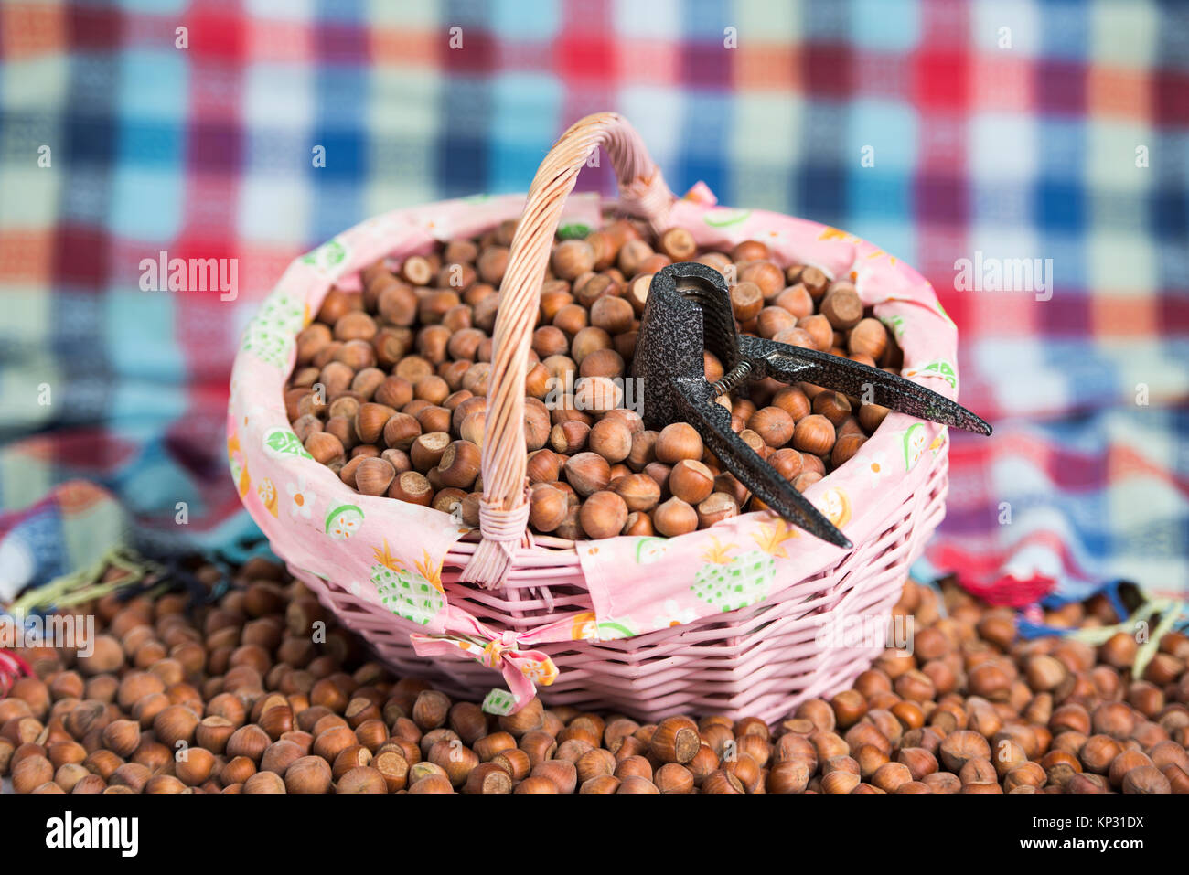 Panier plein de noisette rose Banque D'Images