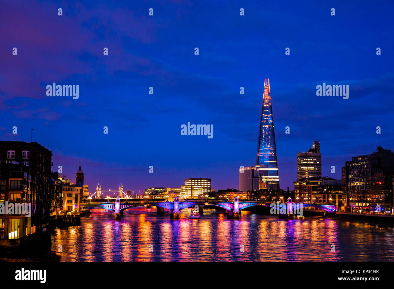 Toits de Londres avec allumé Southwark Bridge sur la Tamise et le gratte-ciel de nuit d'échardes Banque D'Images