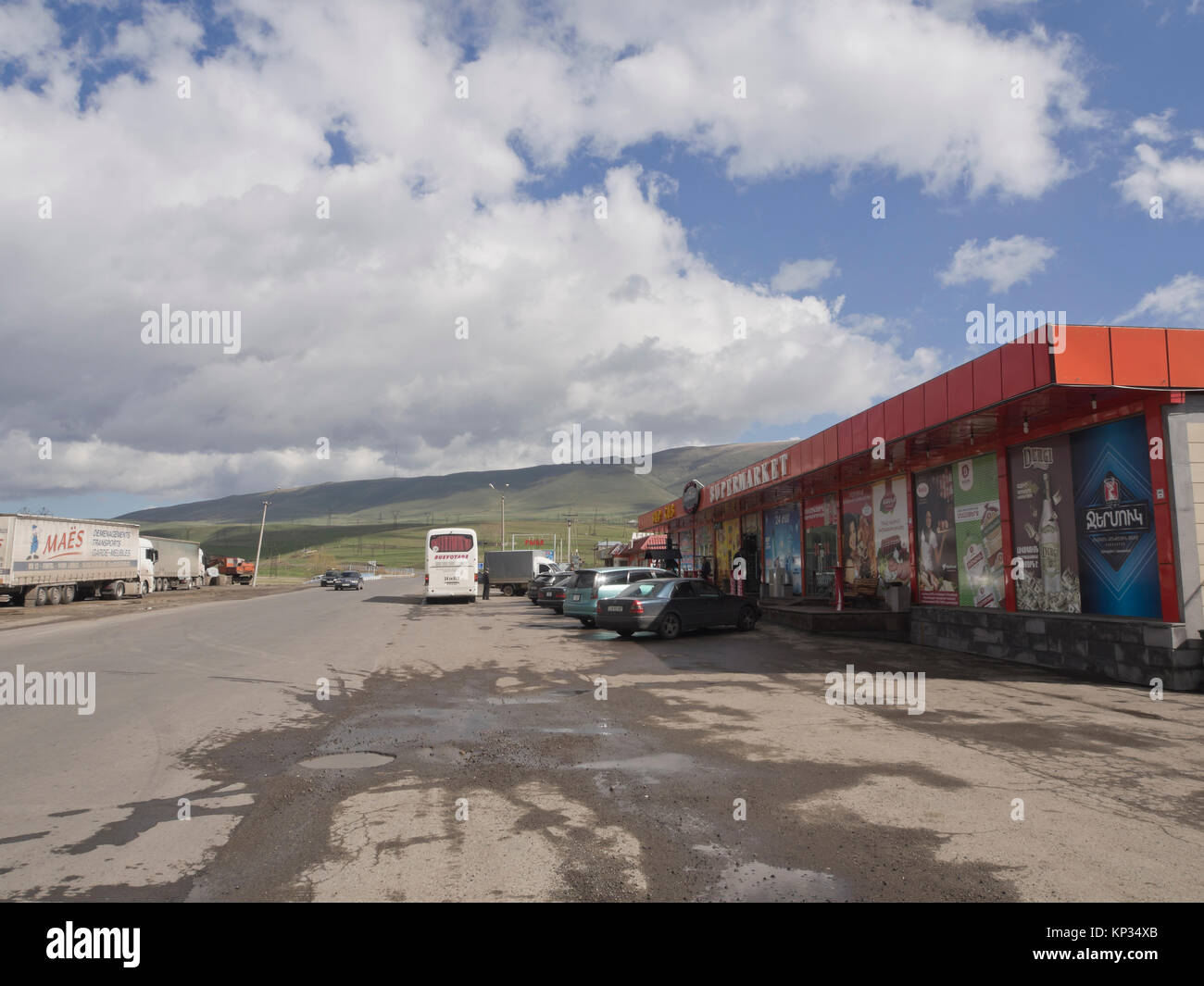 Arrêt de la route et avec des magasins et les salles de repos sur la route principale le long du lac Sevan en Arménie Banque D'Images