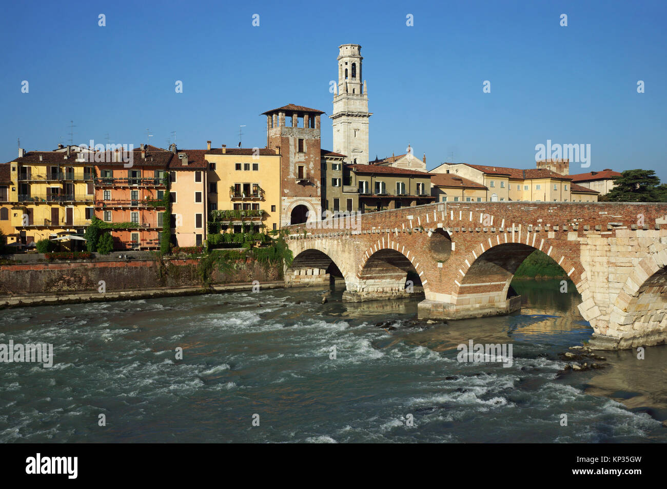 Ponte Pietra (pont de pierre) et Dom Santa Maria Matricolare, l'Adige, Vérone, Italie Banque D'Images