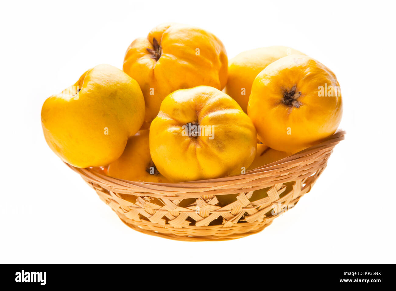 Poire coings dans panier isolé sur fond blanc Banque D'Images