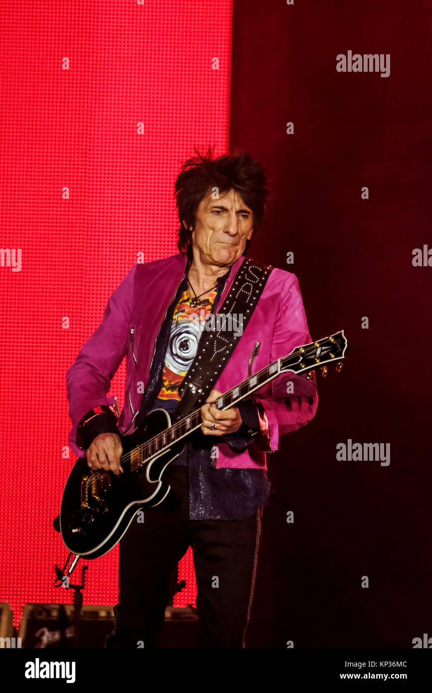 La Suisse, Zurich - 20 septembre, 2017. Les Rolling Stones, le légendaire groupe de rock anglais, effectue un concert live au stade du Letzigrund à Zurich. Ici le guitariste Ronnie Wood est vu sur scène. (Photo crédit : Gonzales Photo / Tilman Jentzsch). Banque D'Images
