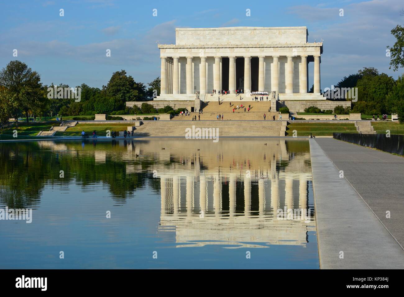 Le jour de la capture du paysage Lincoln Memorial et la réflexion dans le miroir d'eau, Washington DC, USA sur une journée ensoleillée avec des nuages Banque D'Images