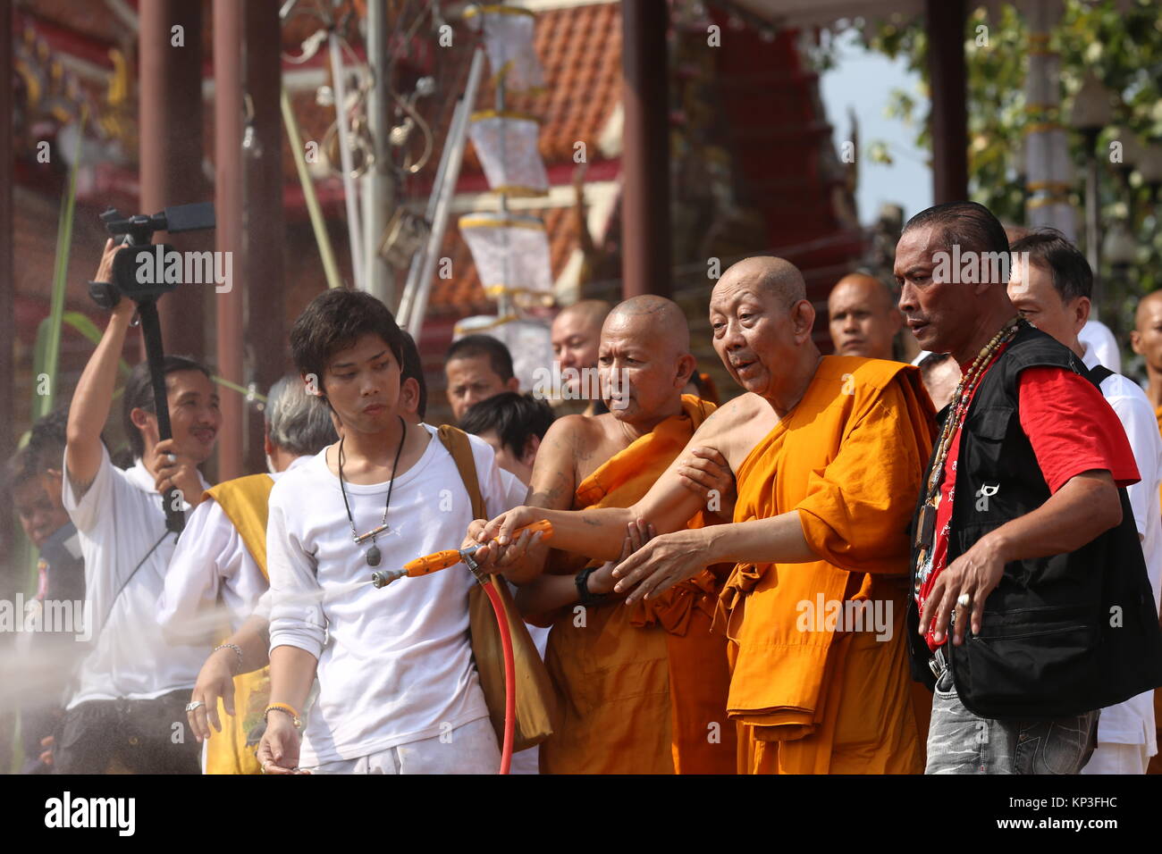 Le Festival Tattoo annuel au Wat Bang Phra permet à ceux qui ont des tatouages du temple à recharger leurs pouvoirs sacrés de la protection par la bénédiction des moines. Banque D'Images