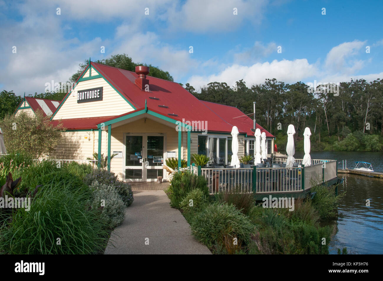 Boathouse Cafe sur le lac Daylesford, une populaire destination week-end dans les hauts plateaux du centre spa Pays de Victoria, Australie Banque D'Images