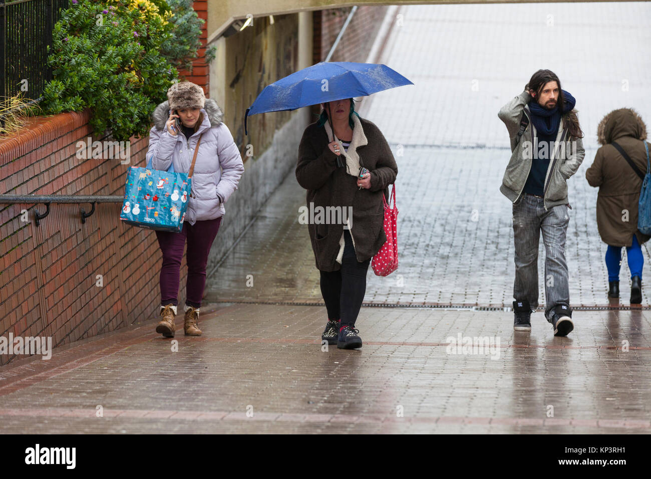 Hastings, East Sussex, UK. 13 Décembre, 2017. Pluie et humide dans la région de Hastings ce matin, beaucoup de gens aujourd'hui et malgré les conditions, il est beaucoup plus doux que dans ces derniers jours. Crédit photo : Paul Lawrenson /Alamy Live News Banque D'Images