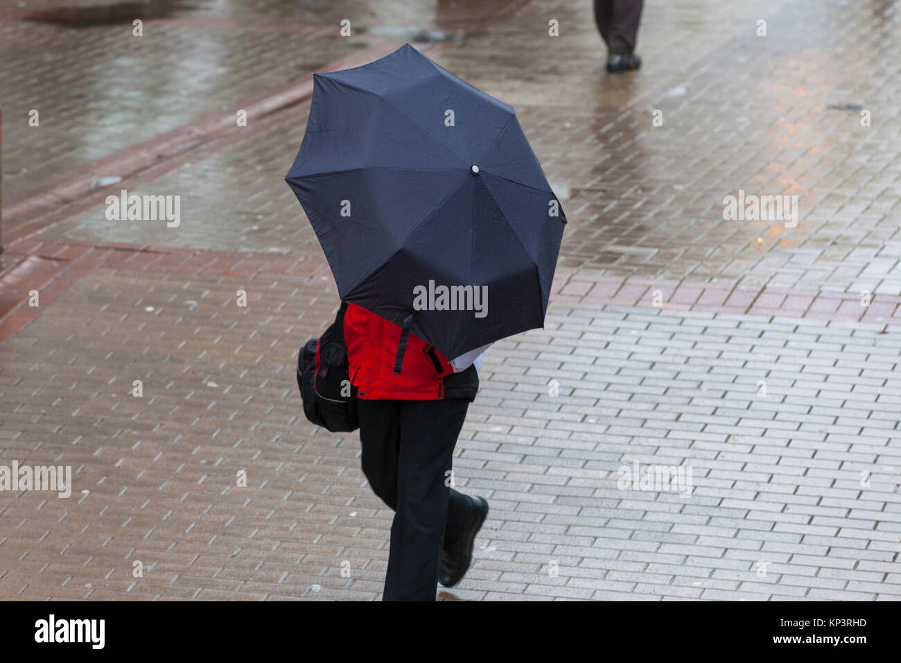 Hastings, East Sussex, UK. 13 Décembre, 2017. Pluie et humide dans la région de Hastings ce matin, beaucoup de gens aujourd'hui et malgré les conditions, il est beaucoup plus doux que dans ces derniers jours. Crédit photo : Paul Lawrenson /Alamy Live News Banque D'Images