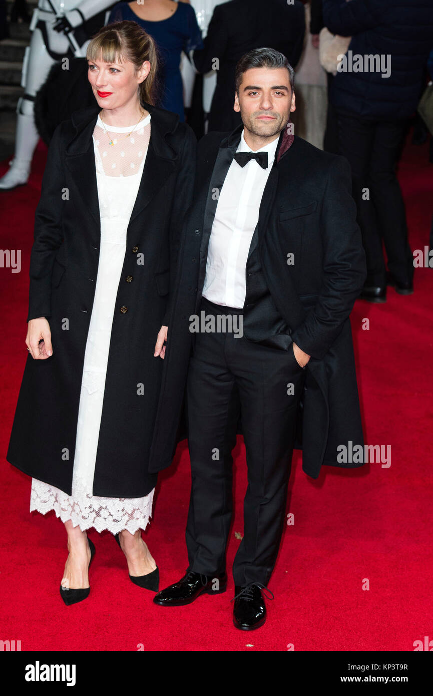 Elvira Lind et son partenaire Oscar Isaac assister à la 'Star Wars : Le dernier des Jedi première européenne au Royal Albert Hall le 12 décembre 2017 à Londres, Grande-Bretagne. Banque D'Images