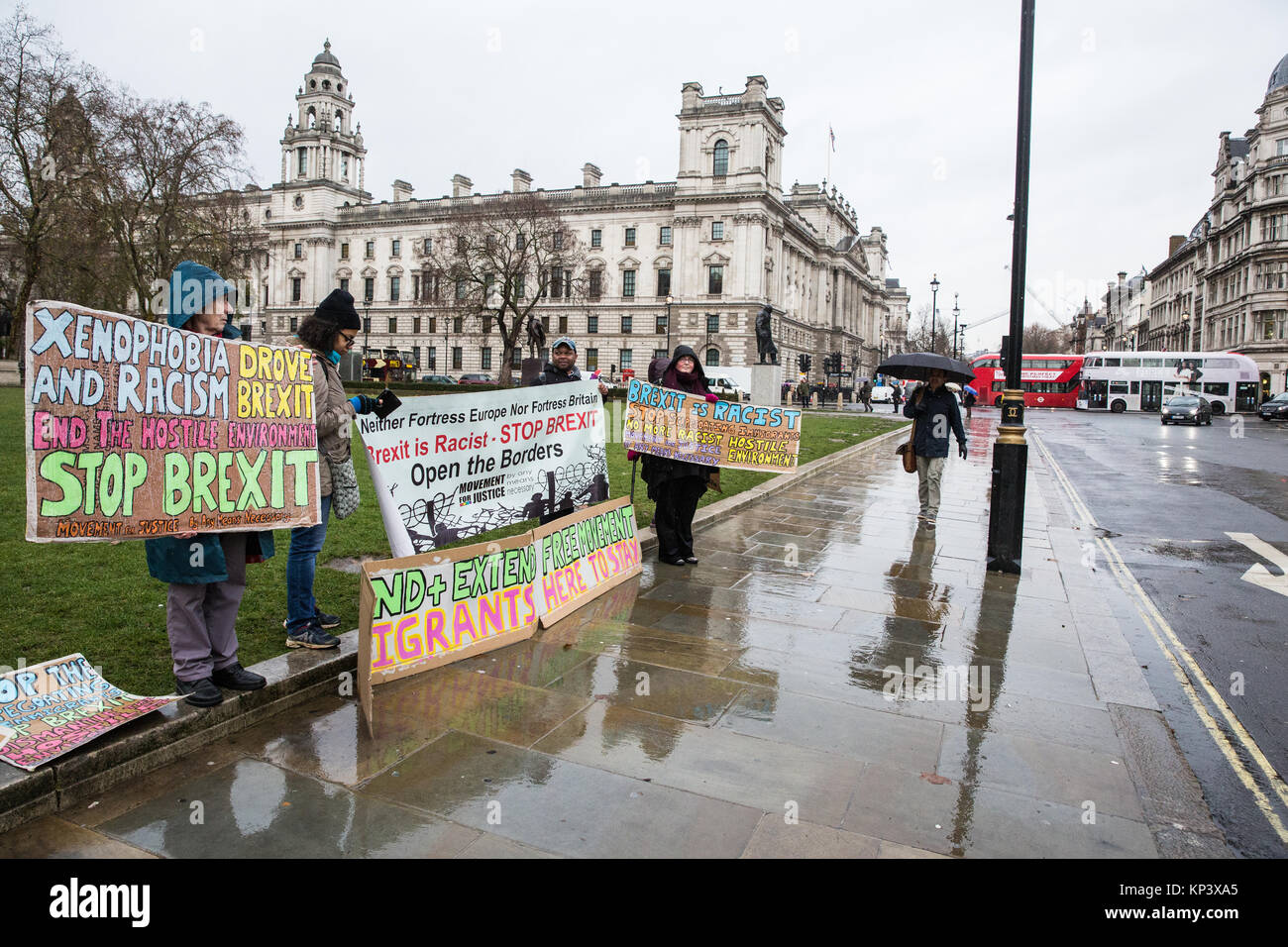 Londres, Royaume-Uni. 13 Décembre, 2017. Des militants de mouvement pour protester contre la Justice à la place du Parlement le jour d'un Brexit important vote à la Chambre des communes à l'arrêt des Brexit et pour la liberté de mouvement doit s'étendre. Credit : Mark Kerrison/Alamy Live News Banque D'Images