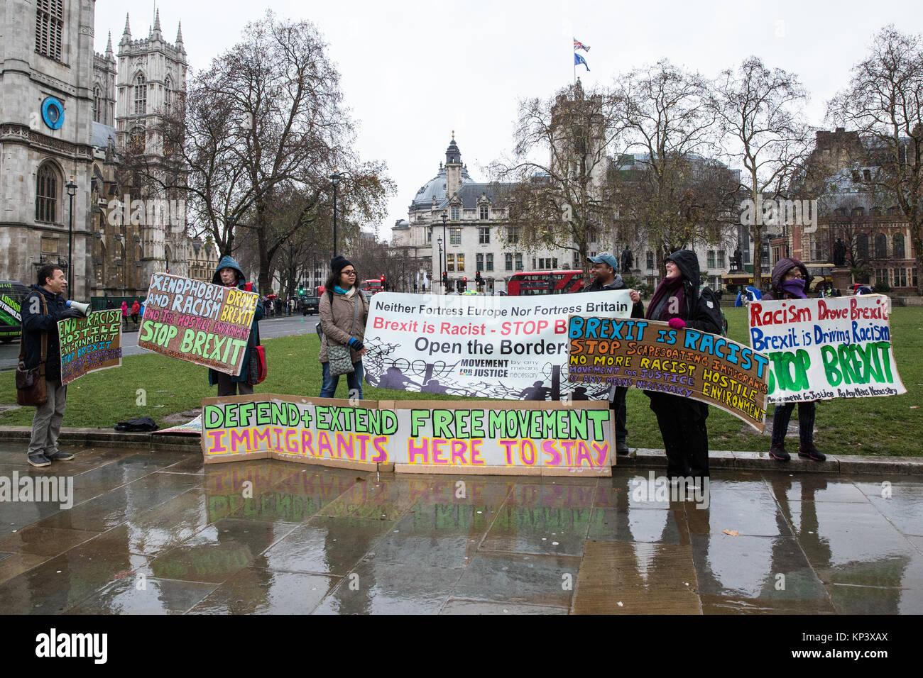 Londres, Royaume-Uni. 13 Décembre, 2017. Des militants de mouvement pour protester contre la Justice à la place du Parlement le jour d'un Brexit important vote à la Chambre des communes à l'arrêt des Brexit et pour la liberté de mouvement doit s'étendre. Credit : Mark Kerrison/Alamy Live News Banque D'Images