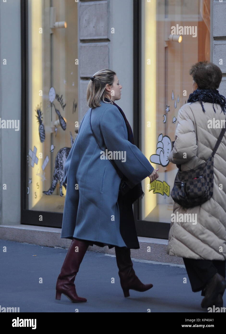 Milan, Barbara Berlusconi shopping à Burberry Barbara Berlusconi, enceinte  à 6 mois, arrive au centre-ville et rapidement entre de 'Burberry' dans la  via Montenapoleone pour faire quelques achats de Noël. Il s'arrête