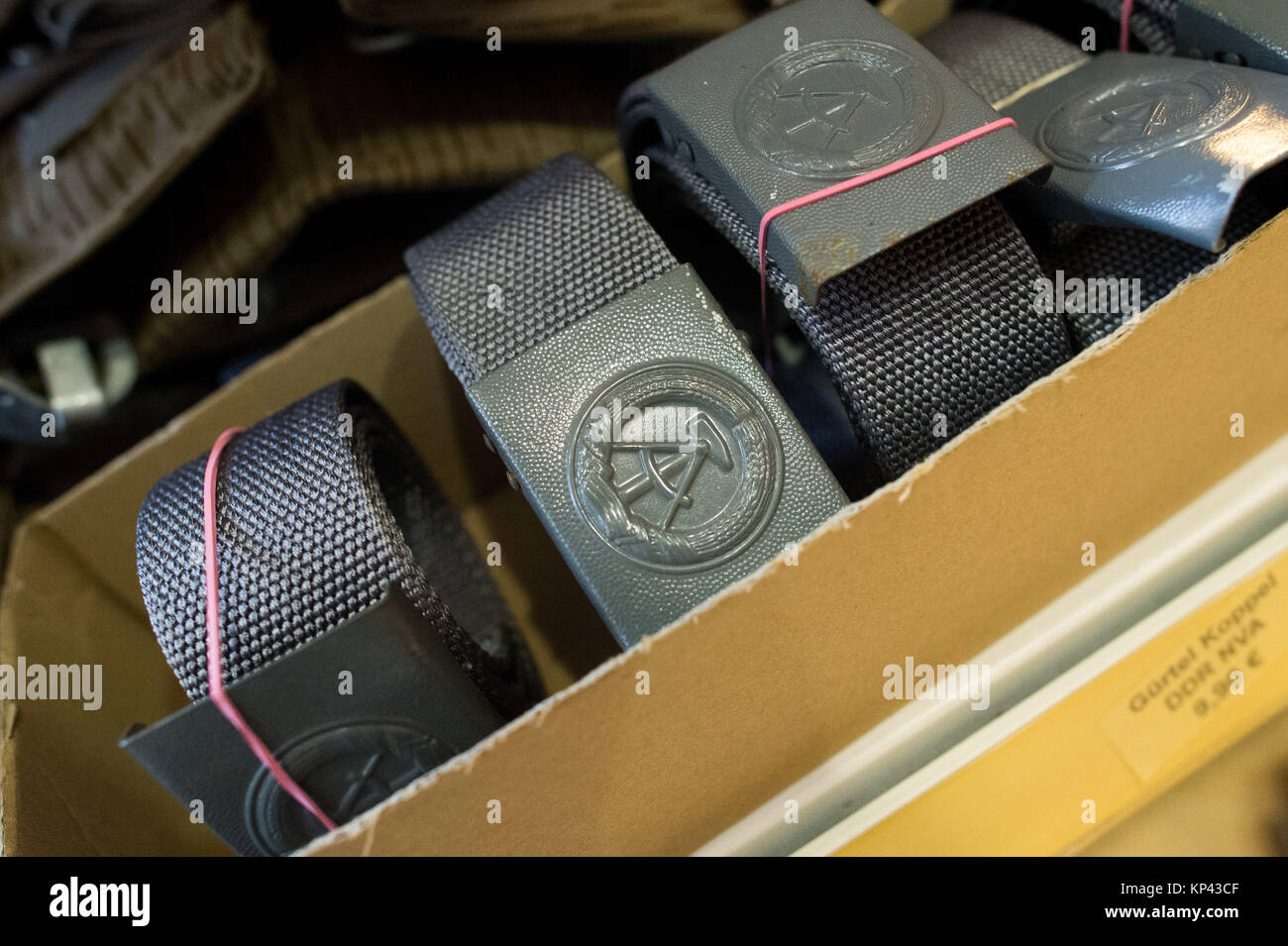 Tangermuende, Allemagne. 5 déc, 2017. Beltbuckles de l'ANV armée est peut être vu dans l'entreposage de la société Ostprodukte-Versand «' pour l'expédition des produits en provenance de l'Est de l'Allemagne En Allemagne, 5 Tangermuende, décembre 2017. Credit : Klaus-Dietmar Gabbert/dpa-Zentralbild/dpa/Alamy Live News Banque D'Images