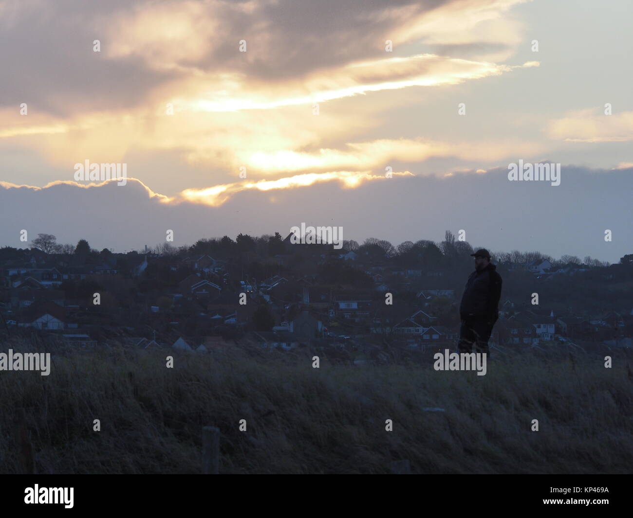 Sheerness, Kent, UK. 14 Décembre, 2017. Météo France : par un froid matin le soleil se leva dans un ciel bleu clair sur un matin ensoleillé. Credit : James Bell/Alamy Live News Banque D'Images