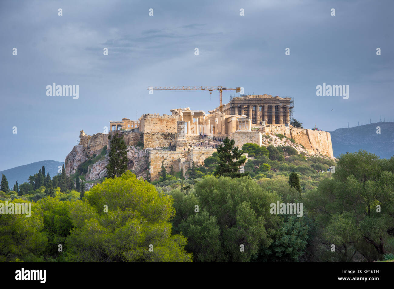 Avec l'acropole Parthénon. Vue de l'ancien marché (agora) avec ruines de la célèbre civilisation grecque classique, Athènes, Grèce. Banque D'Images Avec l'acropole Parthénon. Vue de l'ancien marché (agora) avec ruines de la célèbre civilisation grecque classique, Athènes, Grèce. Banque D'Images