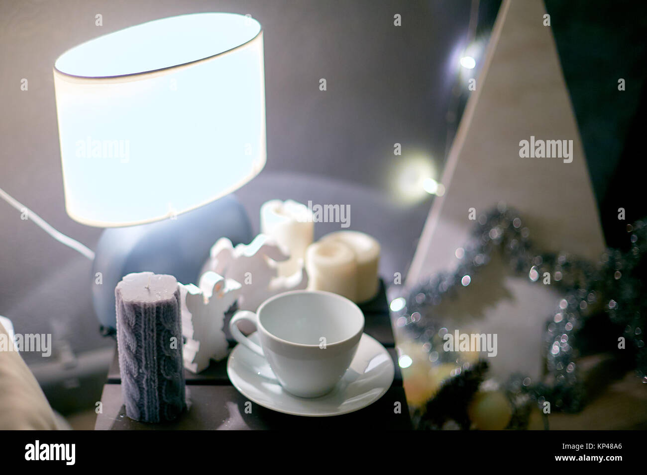 Tasse de thé sur la table dans l'intérieur du Nouvel An Banque D'Images