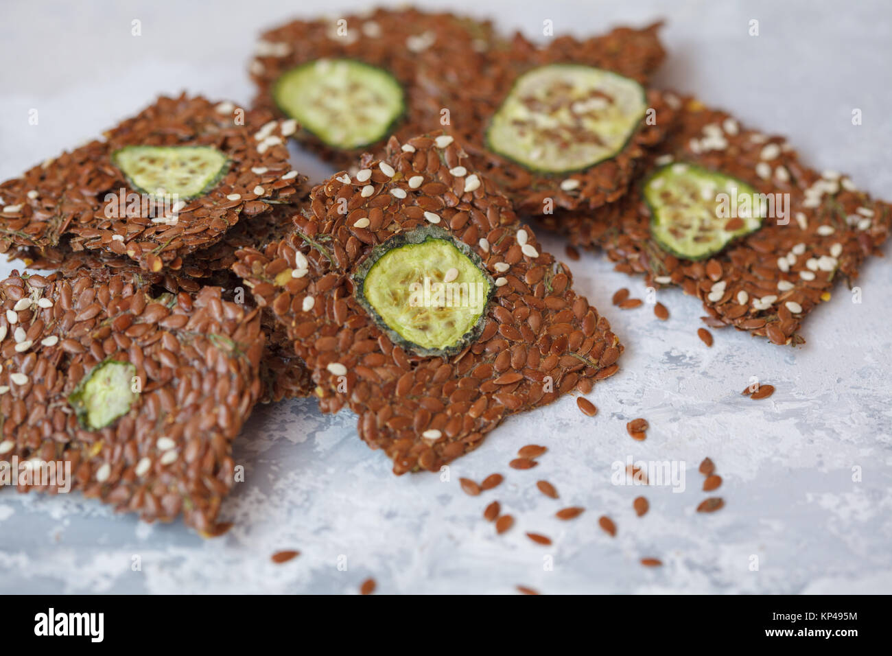 Pain croustillant lin légumes croustillant aux graines de sésame et d'herbes. Snack vegan sain avec le lin, le sésame et les tranches de légumes. Banque D'Images