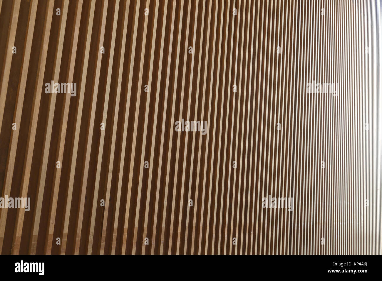 Détail en gros plan des lattes verticales en bois sur le revêtement extérieur d'un immeuble Banque D'Images