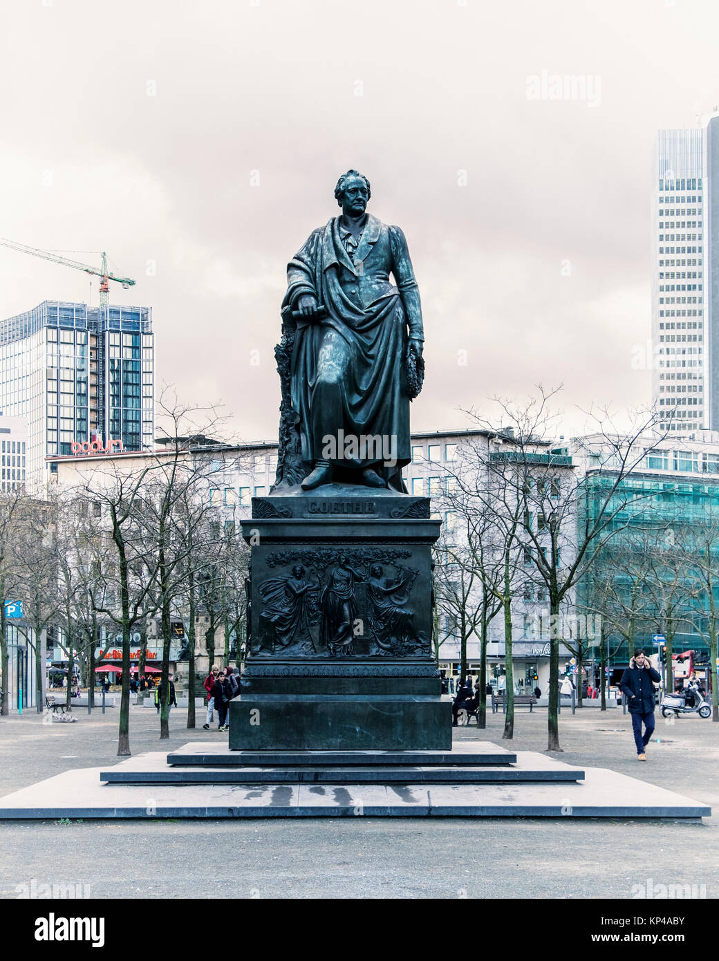 Francfort, Allemagne,Goetheplatz. Monument de Goethe, sculpture en bronze de l'écrivain allemand par le sculpteur Ludwig Schwanthaler Banque D'Images