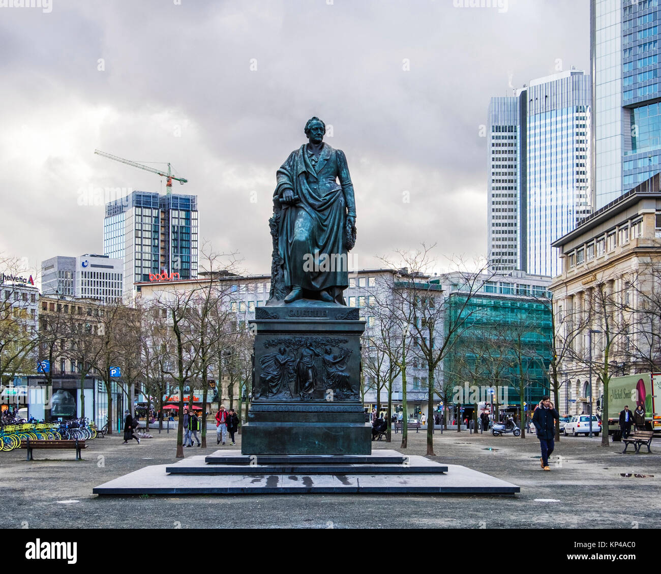 Francfort, Allemagne,Goetheplatz. Monument de Goethe, sculpture en bronze de l'écrivain allemand par le sculpteur Ludwig Schwanthaler Banque D'Images