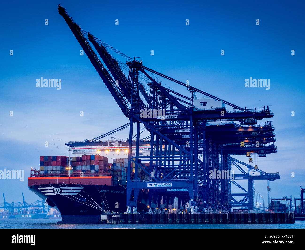 UK Trade - Voyage conteneurs chargés sur un navire au port de Felixstowe, le plus grand port à conteneurs. Banque D'Images