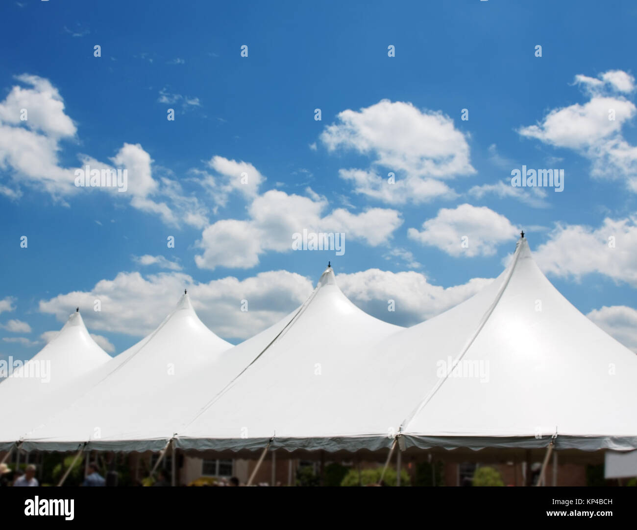 Tente d'événement blanc contre un ciel bleu. Banque D'Images