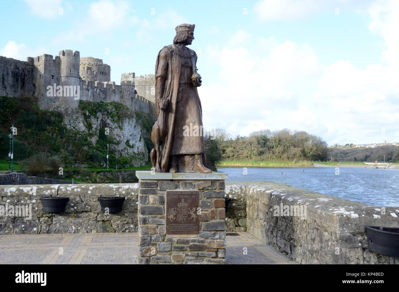 Statue pour commémorer le lieu de naissance de Henry V11 Henri Tudor Né à Pembroke Castle en 1457 Pays de Galles Cymru UK GO Banque D'Images