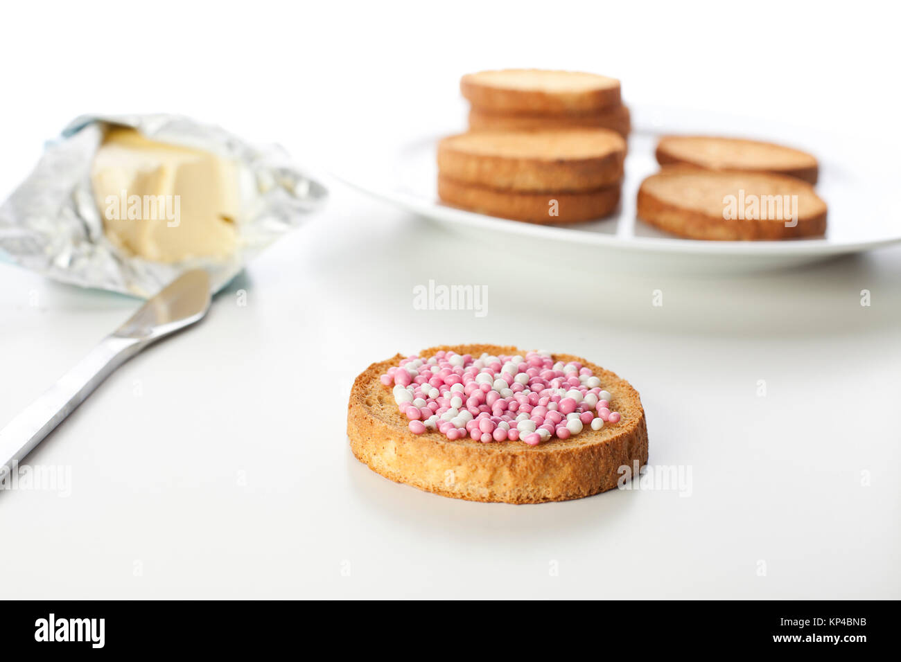 Dutch muisjes : bonbons saveur anisée servie sur toast ronde. Banque D'Images