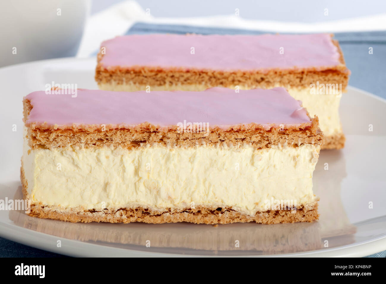 Tompouce Une Patisserie Dans Les Pays Bas Et La Belgique A Fait Avec La Pate Feuilletee Rempli De Creme Patissiere Jaune Et Rose Garni De Glacage Photo Stock Alamy