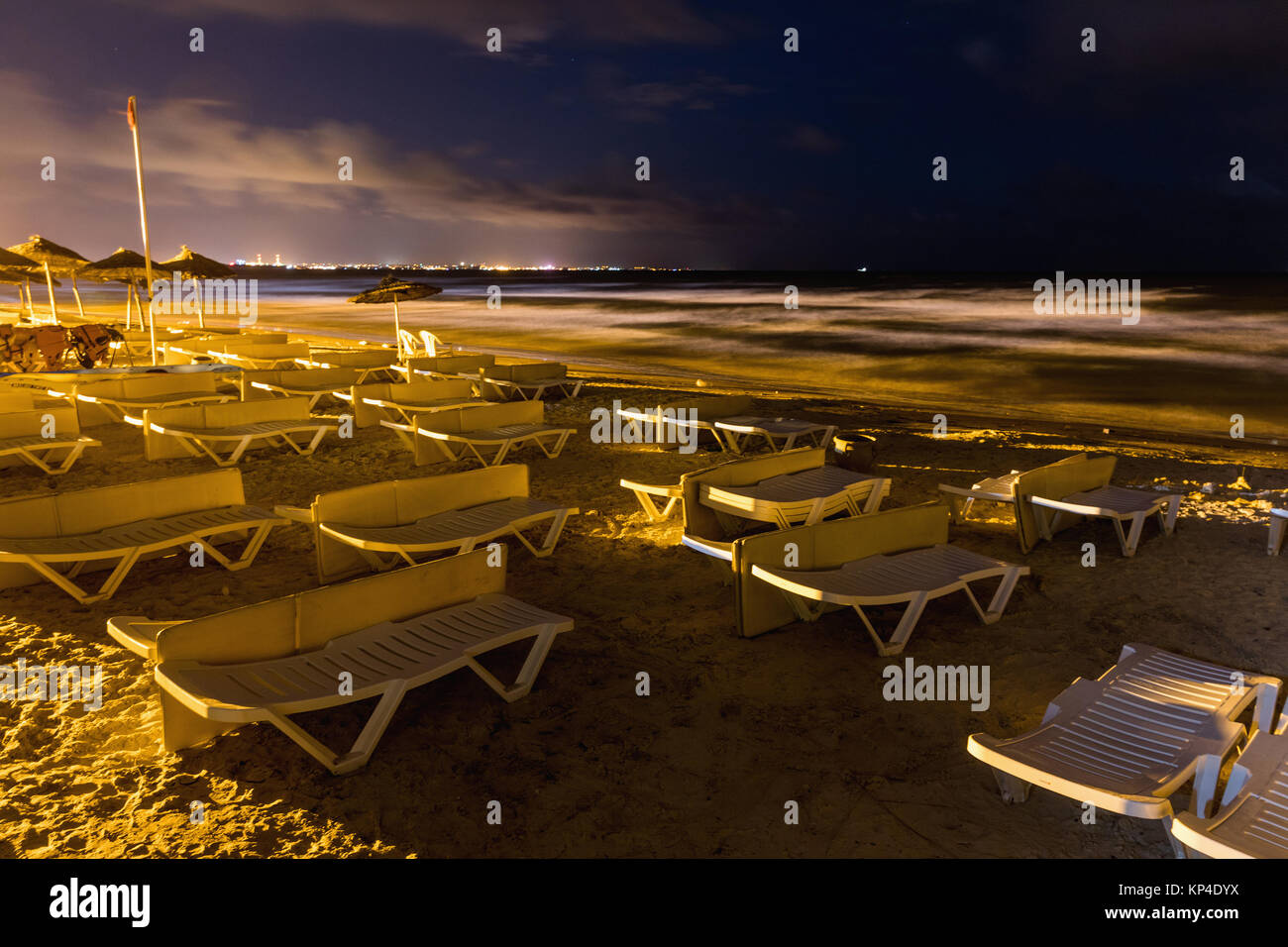 Plage le soir. Chemin de plage en bois, vue de nuit sur une belle plage par la mer. Soirée romance de la mer. Banque D'Images