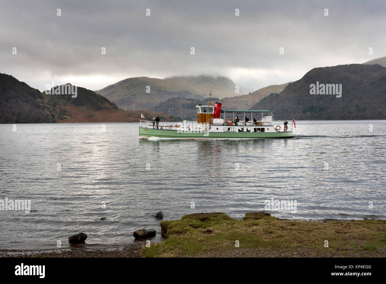 Bateau à vapeur Ullswater Western Belle vu sur une croisière sur le lac d'hiver au large de la jetée, Aira Force Ullswater, Lake District, Cumbria, Royaume-Uni Banque D'Images