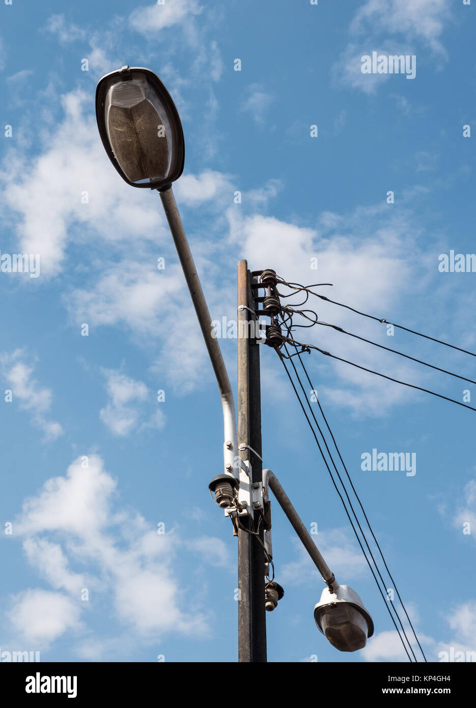 Poteau électrique à partir de la rampe avec la double lampe dans le parc urbain. Banque D'Images