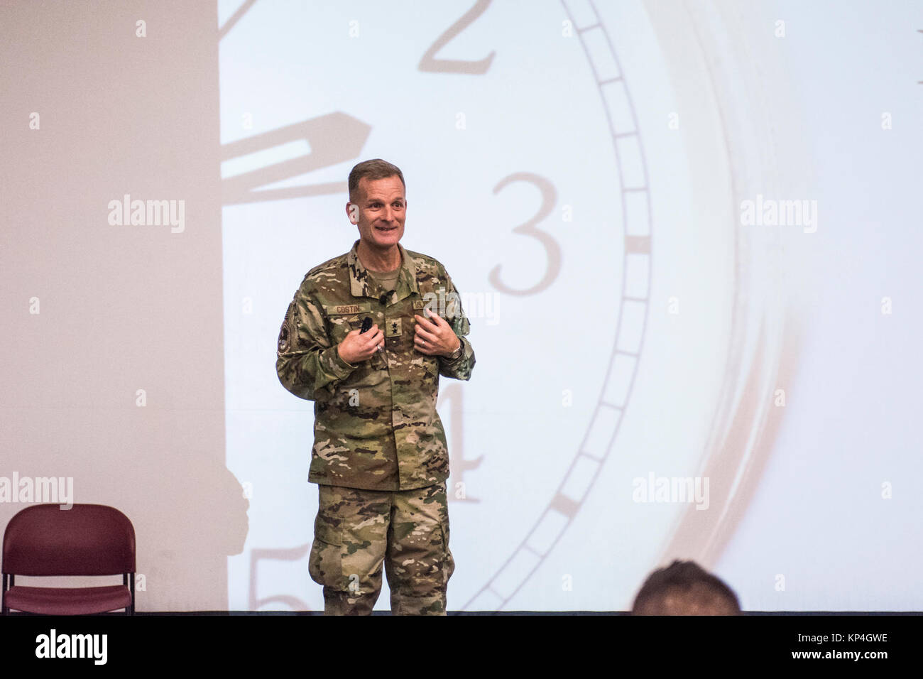 U.S. Air Force, le général de Dondi E. Costin, chef de l'Administration centrale, les aumôniers de l'Armée de l'air américaine, parle d'aviateurs et soldats à Al Udeid Air Base, au Qatar, le 15 novembre 2017. La recherche menée par commune Costin Duke University sur comment la foi a un impact sur notre santé physique et mentale globale. En tant que membre du personnel du directeur de cabinet, il est responsable de l'établissement d'orientation et de fournir des conseils sur les questions relatives à l'éducation religieuse et morale du bien-être de la Force aérienne. (U.S. Air National Guard Banque D'Images