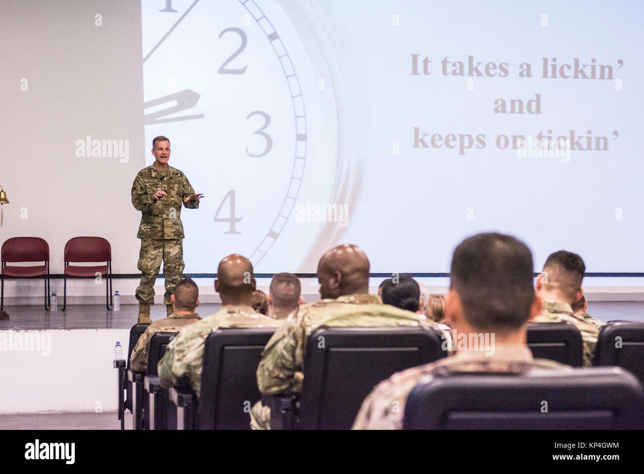 U.S. Air Force, le général de Dondi E. Costin, chef de l'Administration centrale, les aumôniers de l'Armée de l'air américaine, parle d'aviateurs et soldats à Al Udeid Air Base, au Qatar, le 15 novembre 2017. La recherche menée par commune Costin Duke University sur comment la foi a un impact sur notre santé physique et mentale globale. En tant que membre du personnel du directeur de cabinet, il est responsable de l'établissement d'orientation et de fournir des conseils sur les questions relatives à l'éducation religieuse et morale du bien-être de la Force aérienne. (U.S. Air National Guard Banque D'Images