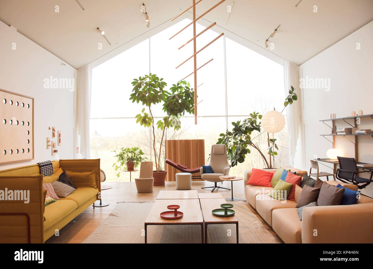 WEIL AM RHEIN, ALLEMAGNE - le 26 novembre 2017 : l'intérieur du bâtiment VitraHaus. Vue d'en haut. Banque D'Images