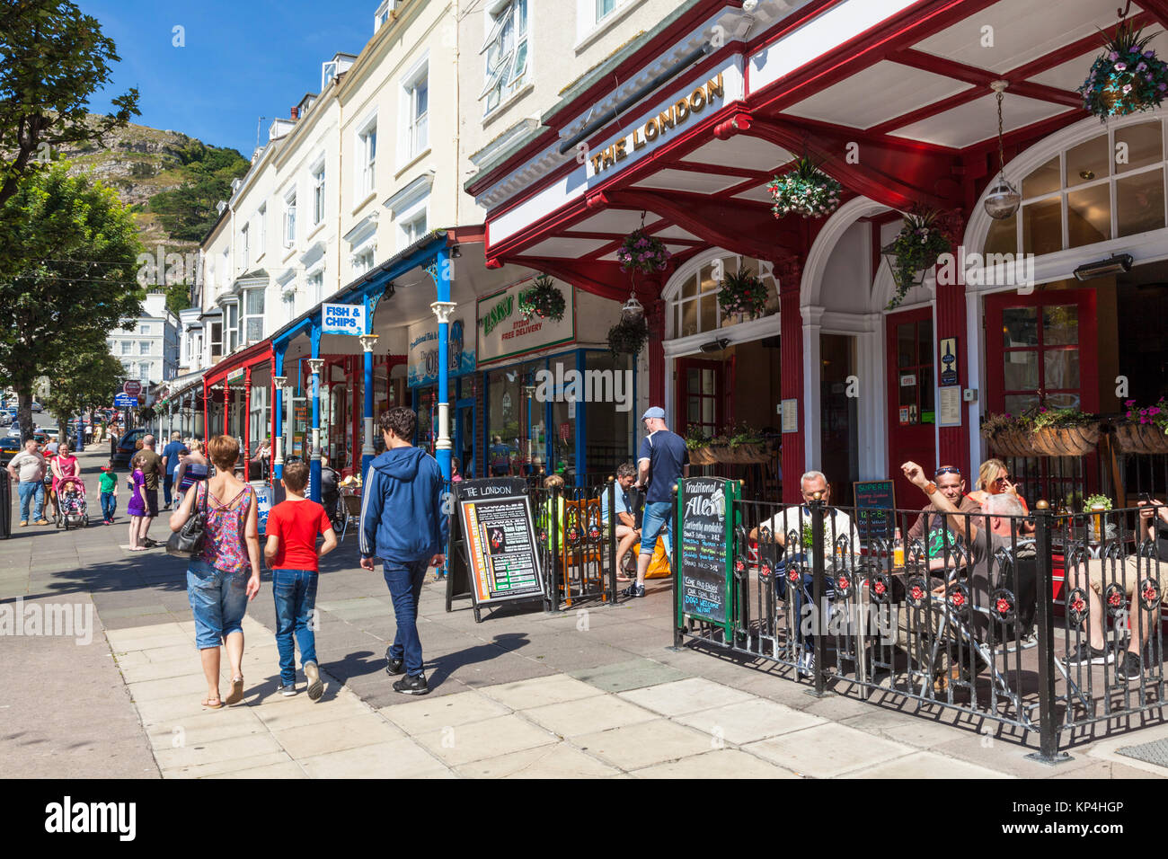 pays de galles du nord llandudno wales llandudno Town Center Mostyn Street avec le pub de Londres et les touristes llandudno gwynedd nord du pays de galles gb ue europe Banque D'Images