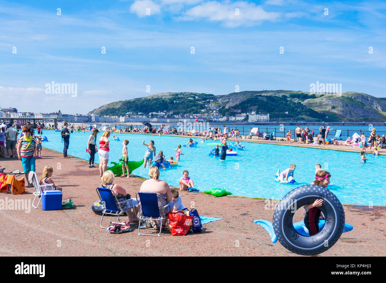 Le nord du Pays de Galles llandudno North Wales enfants jouant et s'amusant à Llandudno llandudno Llandudno Gwynedd lido promenade North Wales uk aller eu Europe Banque D'Images
