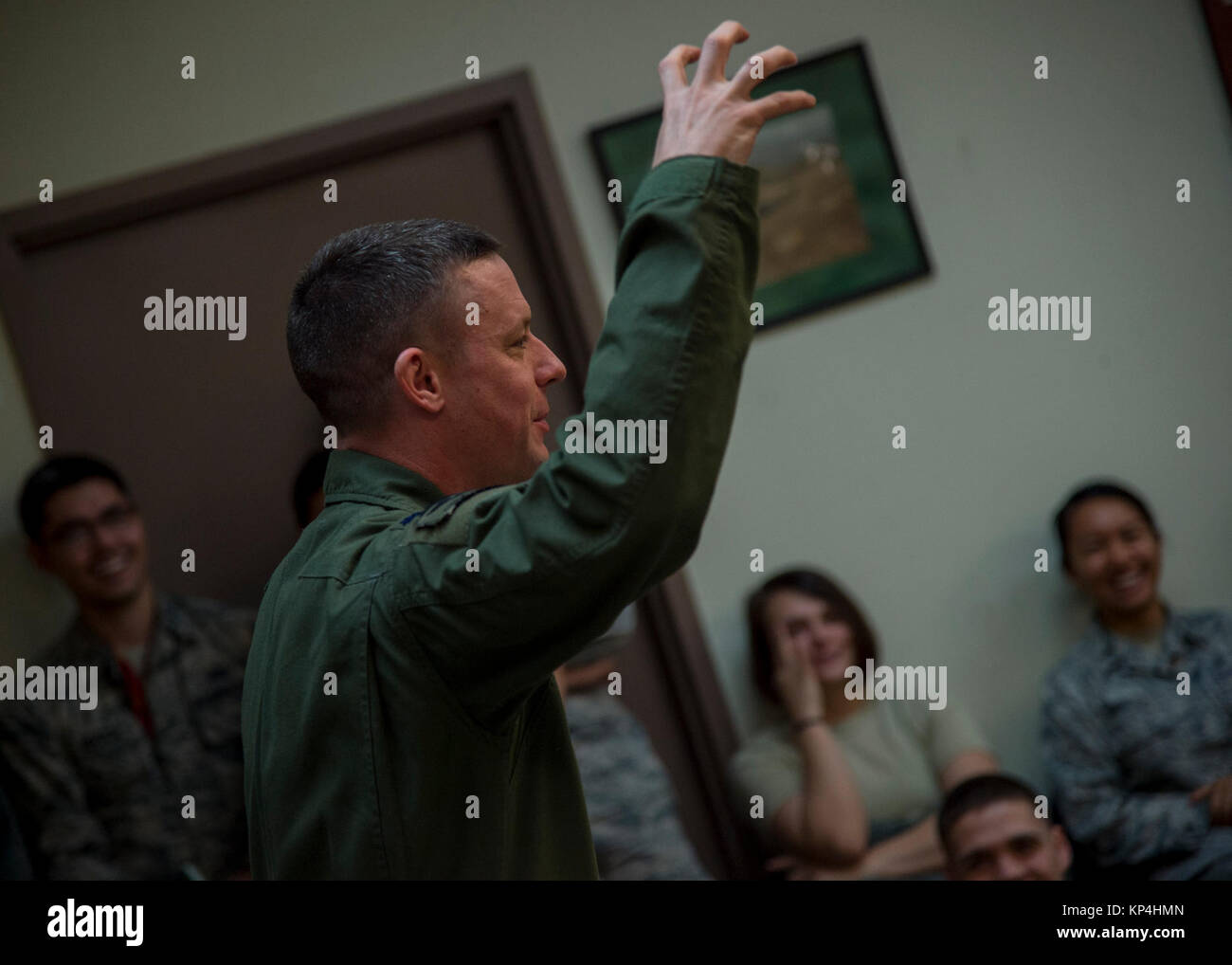 U.S. Air Force Le Lieutenant-colonel Christopher Moeller, le 13e Escadron de chasse commandant, lance de la "Panther Claw" pendant un bref traitement pendant 18 ans à ACE VIGILANT Osan Air Base, République de Corée, le 2 décembre 2017. ACE 18 les tests de vigilance aux capacités des 35e Escadre de chasse de pilotes, techniciens et autres agences de soutien d'exercer au sein de la réponse régionale rapide Indo-Asia-Pacifique et de soutenir des opérations à l'extérieur de la maison. ACE 18 vigilante est un exercice annuel de plus de 12 000 personnes dans la péninsule coréenne. (U.S. Air Force Banque D'Images