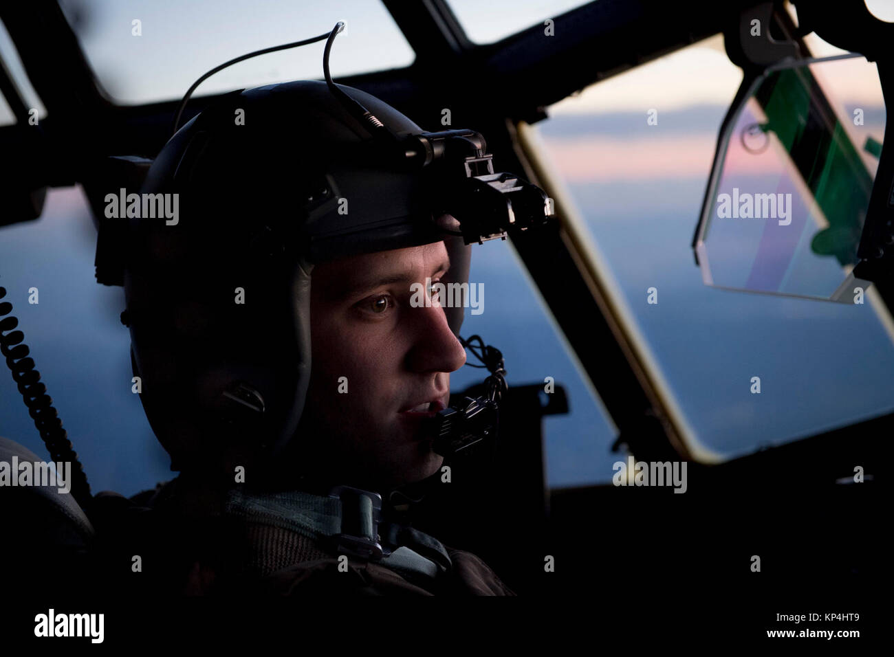 Le capitaine Jordan Hechinger, 41e Escadron de transport de troupes C-130J Super Hercules, le pilote communique avec le co-pilote au cours de l'exercice Vigilant Ace 18, le 6 décembre 2017, au cours de la préfecture de Saitama, au Japon. L'exercice offre une formation essentielle pour les aviateurs pour maintenir la paix et la stabilité dans la région du Pacifique Indo-Asia. (U.S. Air Force Banque D'Images