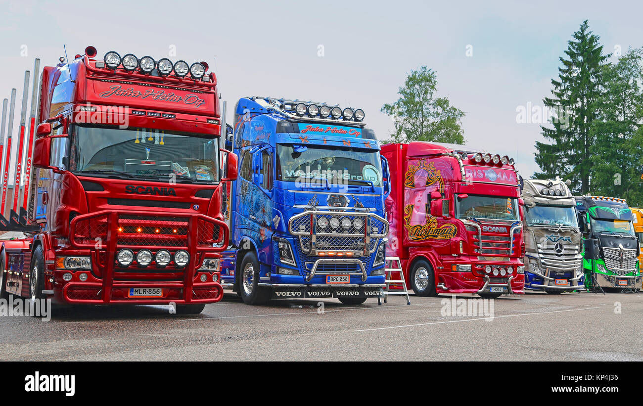 PORVOO, FINLANDE - le 27 juin 2015 : Gamme de Scania, Volvo et Mercedes-Benz camions afficher sur l'affichage à la Riverside Réunion camion 2015. Banque D'Images