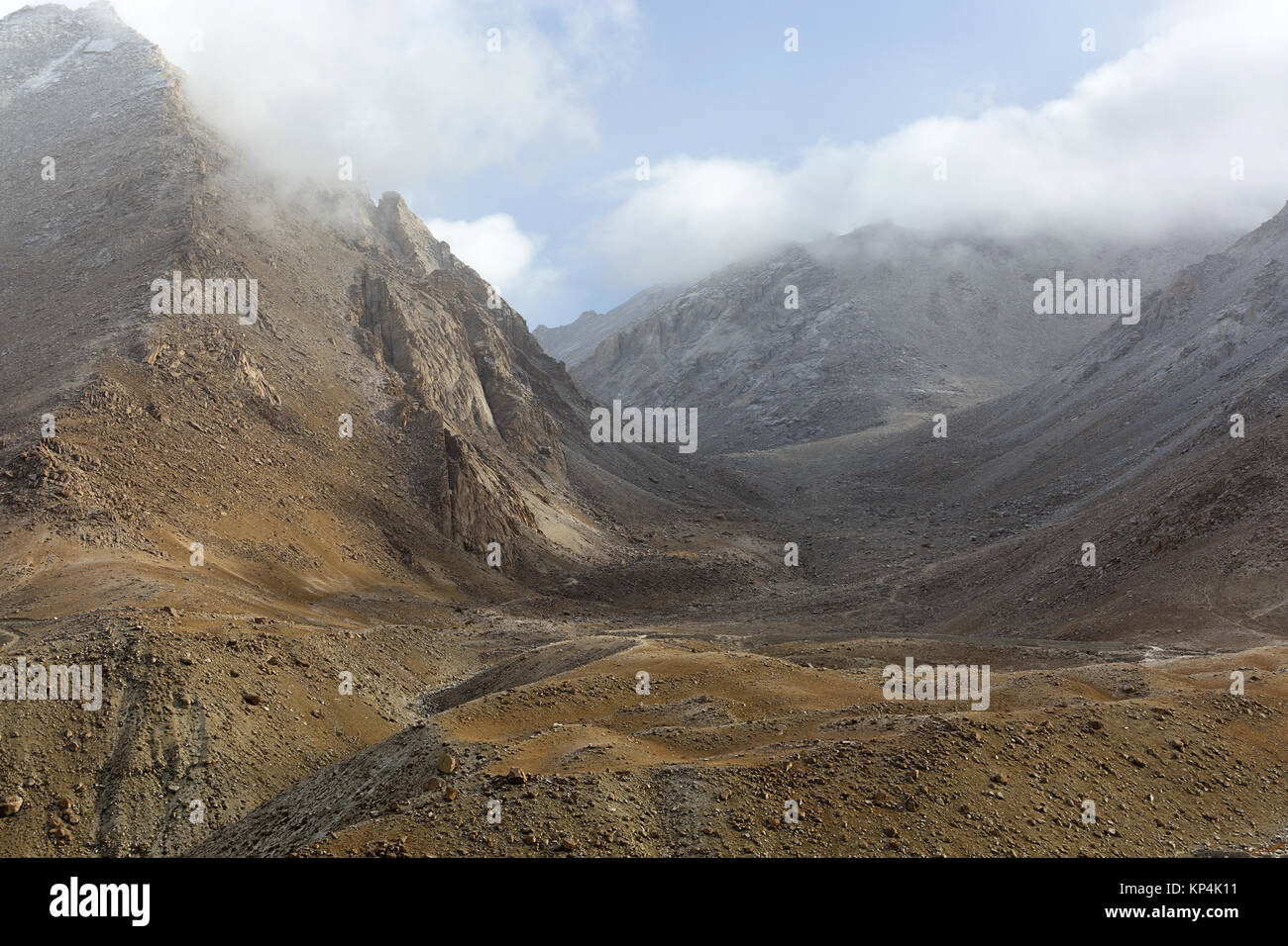 Paysage à la haute montagne route menant au col Changla, Ladakh, le Jammu-et-Cachemire. L'Inde. Banque D'Images