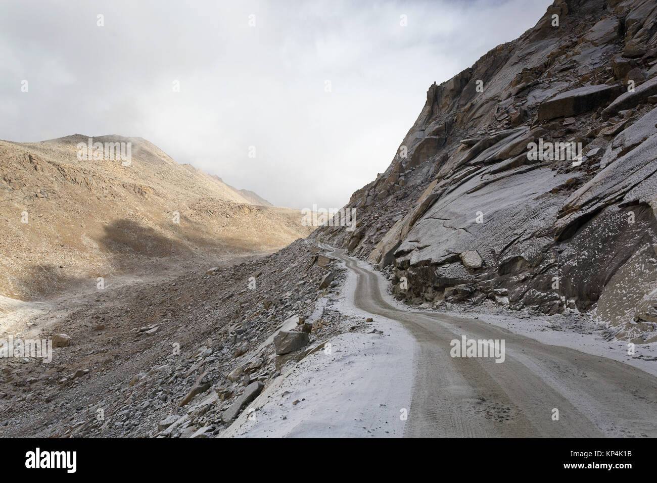 Le Rocky, route sinueuse menant au col Changla, Ladakh, le Jammu-et-Cachemire. L'Inde. Banque D'Images