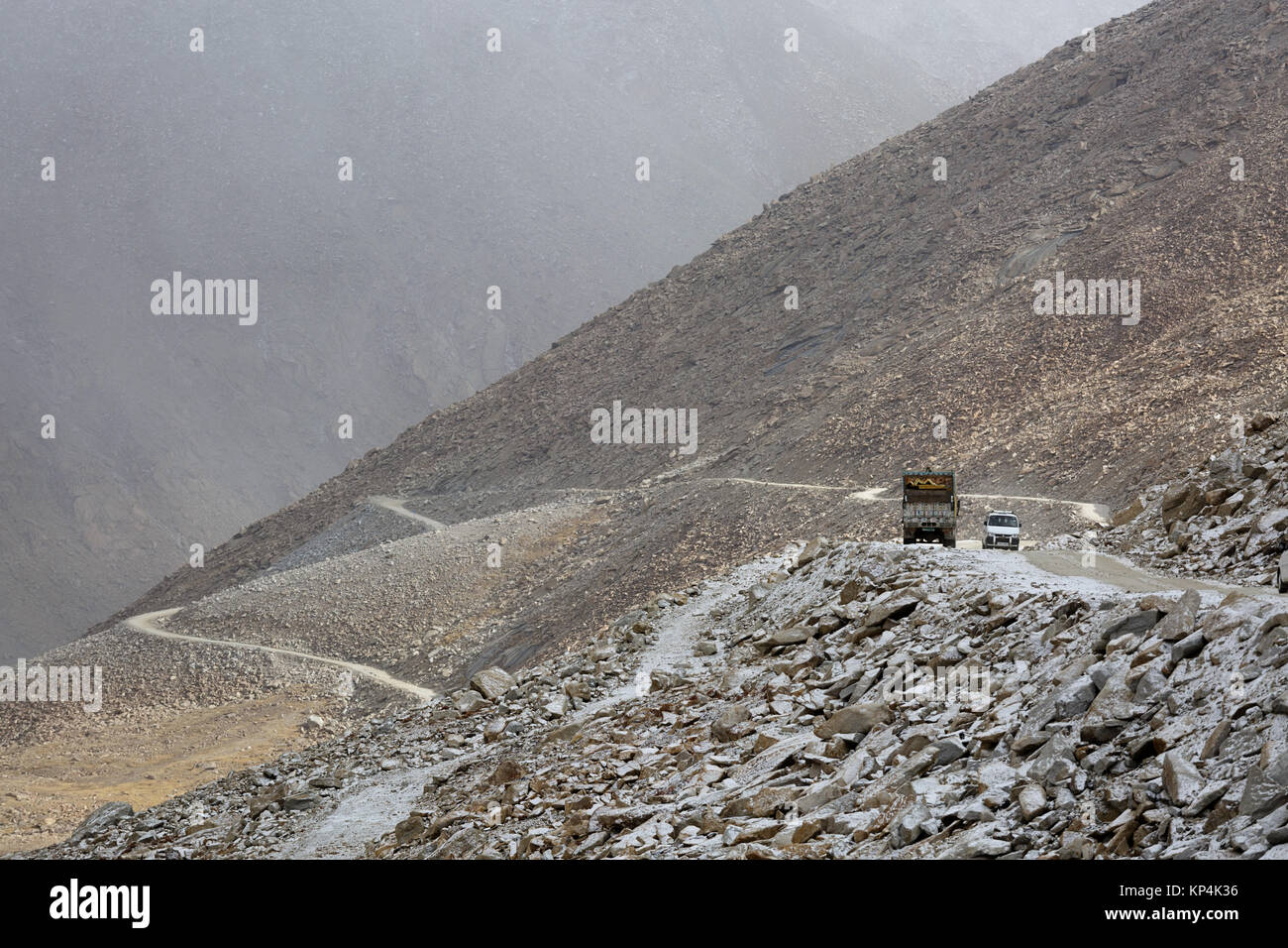 Rencontre de deux véhicules dans des conditions hivernales sur la grande route sinueuse vers le col Changla, Ladakh, le Jammu-et-Cachemire. L'Inde. Banque D'Images